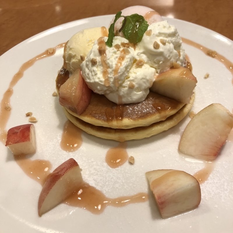 国産桃とふわふわマスカルポーネクリームとパンケーキ(ジョナサン)