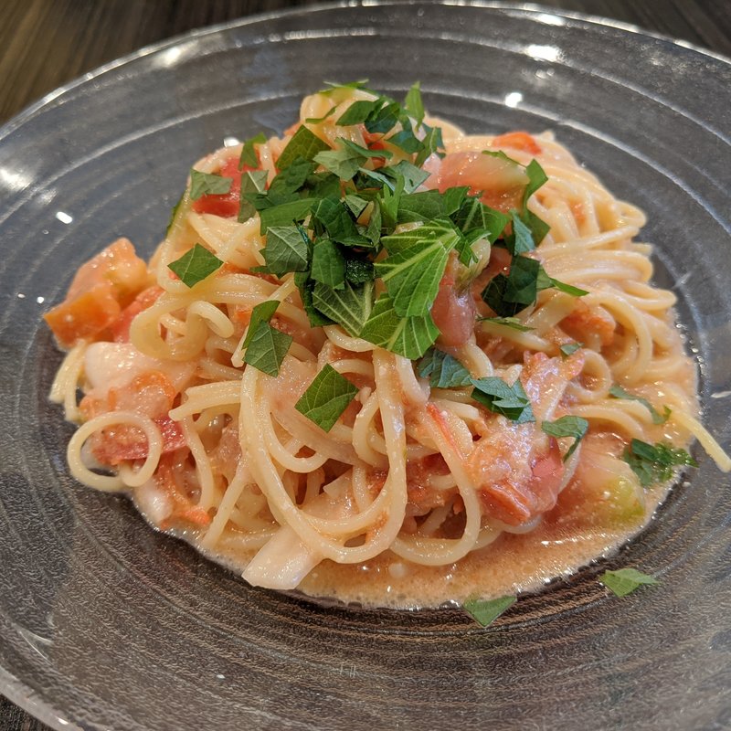 小海老と大葉・フレッシュトマトの冷製パスタ(羽根付き餃子とイタリアンのお店 ベンヴェヌート)