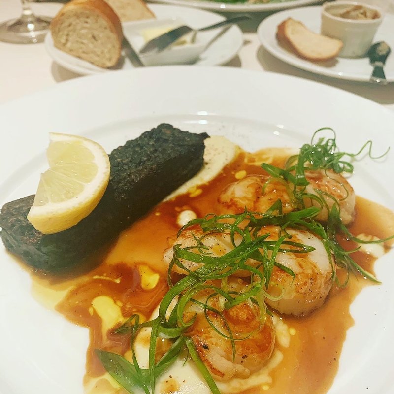 ホタテ貝のポワレイカ墨の焼きリゾット添え(ヌガ)