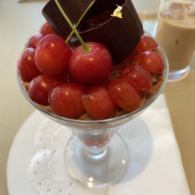 さくらんぼのパフェ(銀座・和光アネックス ティーサロン)