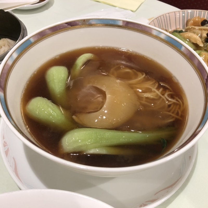 飯店名物　 フカヒレの姿煮入り汁そば 	(後楽園飯店 （コウラクエンハンテン）)