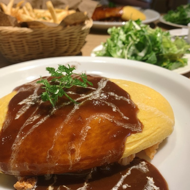 自家製デミグラスソースのふわふわオムライス(カフェ アクイーユ 恵比寿)