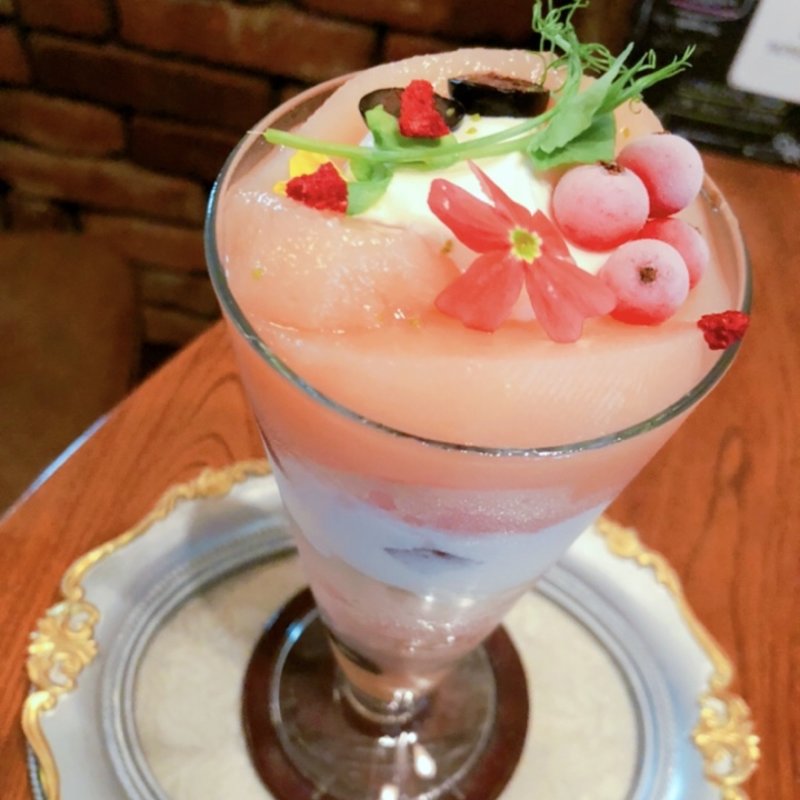 白桃のパフェ　(プレミアム)(パペルブルグ)