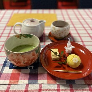 金沢銘菓三種盛り合わせ、抹茶、加賀棒茶(寳勝寺カフェ （ホウショウジカフェ）)