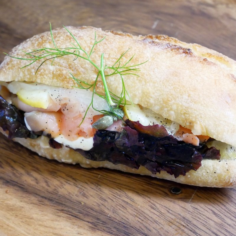 スモークサーモンとクリームチーズ(THE STANDARD BAKERS TOKYO 東京駅店)