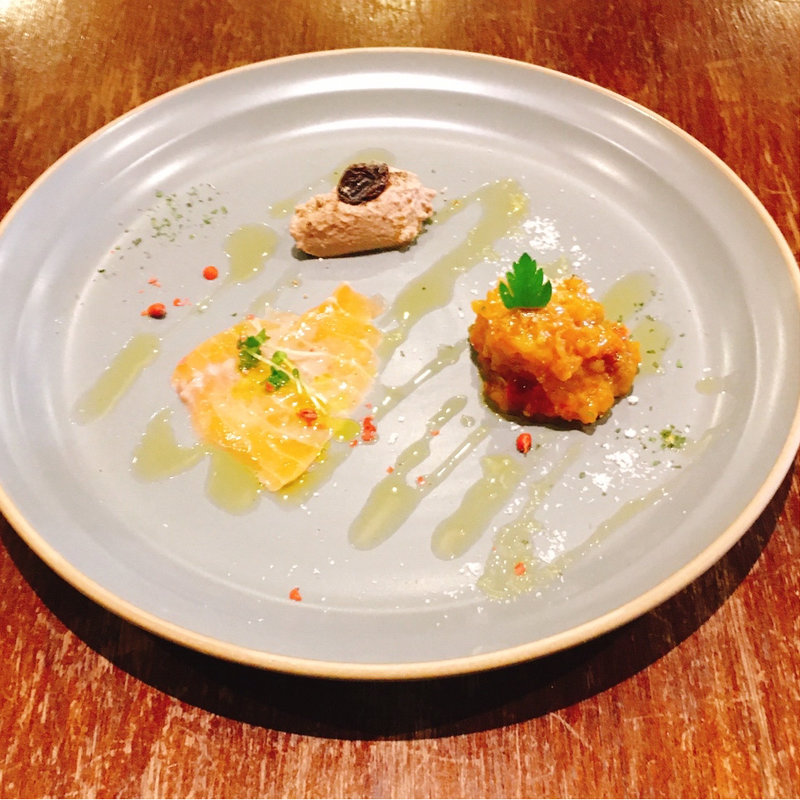 夏野菜のラグー、サーモンカルパッチョ、鶏レバーのパテ(PIZZA365)