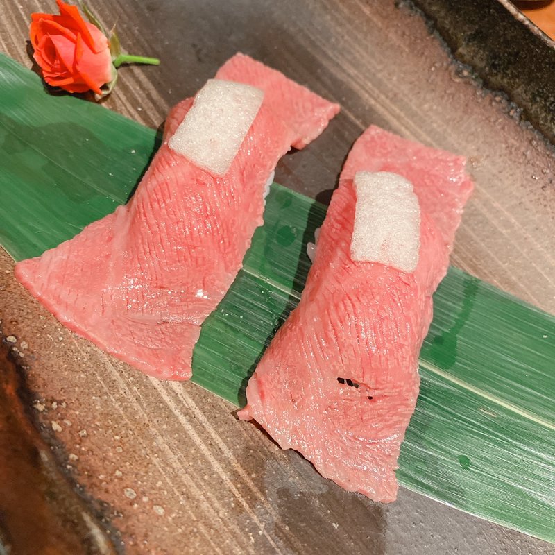 神戸牛炙りとろにぎり(仔牛屋)