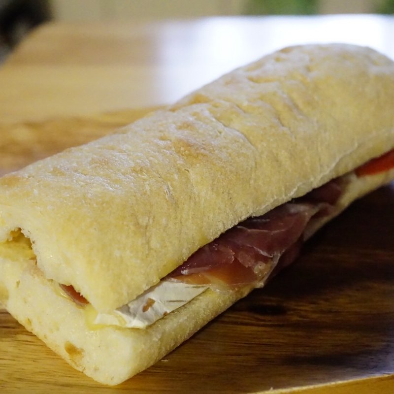 生ハムとブリーチーズトリュフ香るチャパタサンド(ペッシェ・ドゥ・ヒョータン)