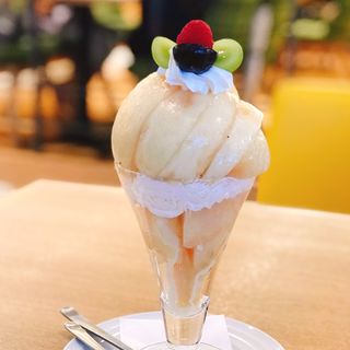 桃のパフェ(果実園 リーベル 横浜ランドマークプラザ店)