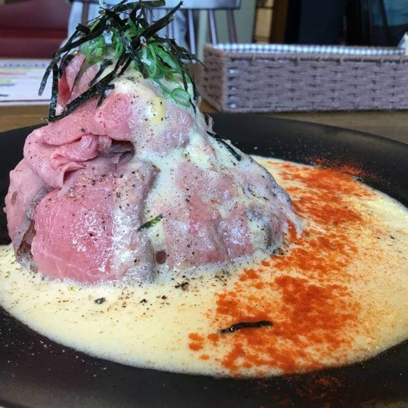 トリュフ香るオイルと卵の濃厚ソース(Cave)