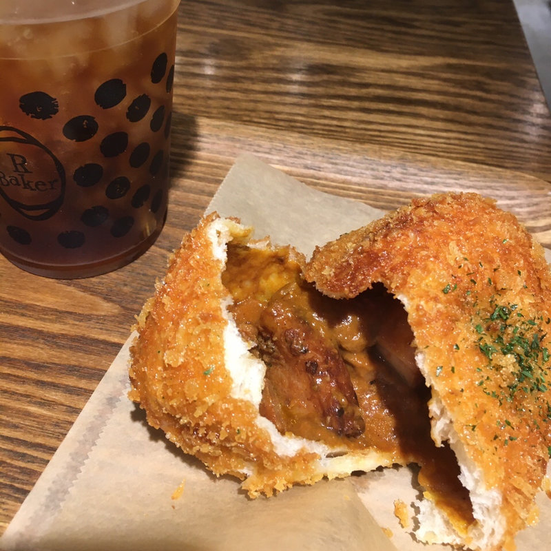 骨なしスペアリブのカレーパン(R Baker 北千住店)