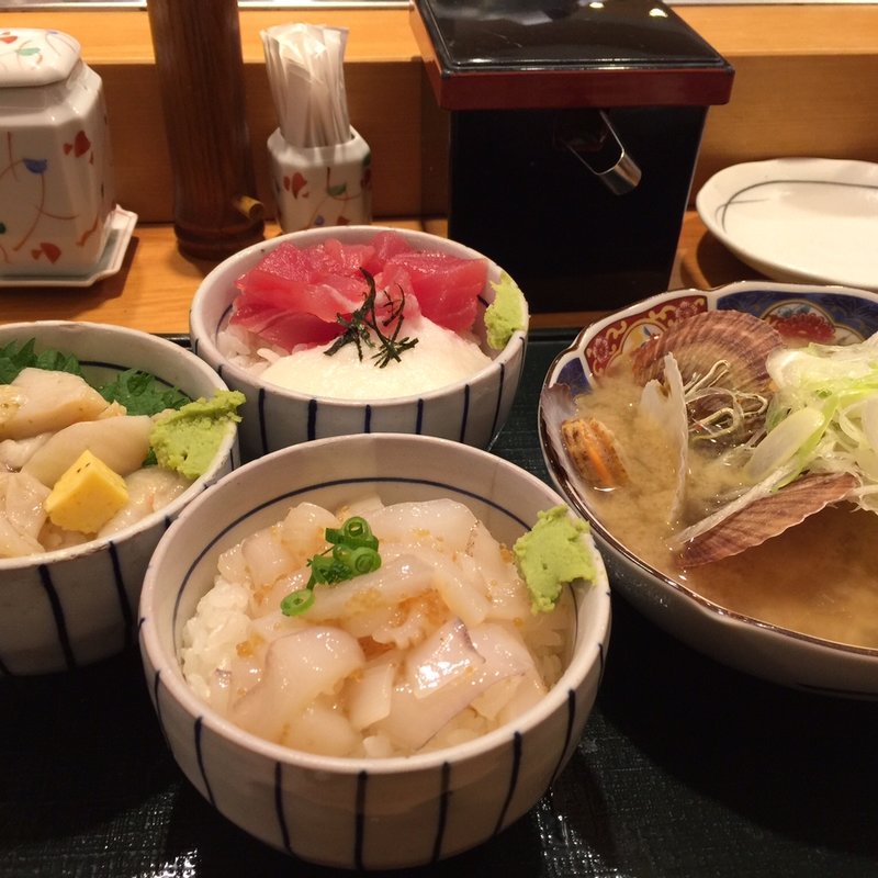 その日まかせのまんぷく丼3種(町のすし家 四季花まる すすきの店)