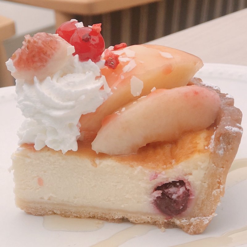 白桃ととよみつひめのルガールクリームチーズチーズタルト(ラ・メゾン センター北店)