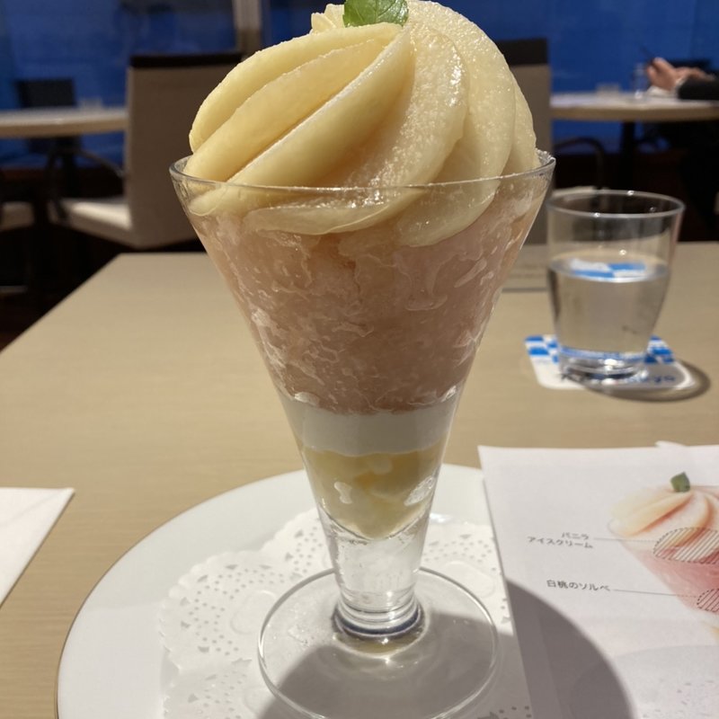 白桃パフェ(銀座・和光アネックス ティーサロン)
