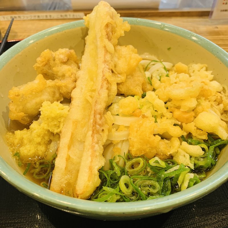 冷し とり天ちくわ天ぶっかけうどん(おにやんま 日暮里店)
