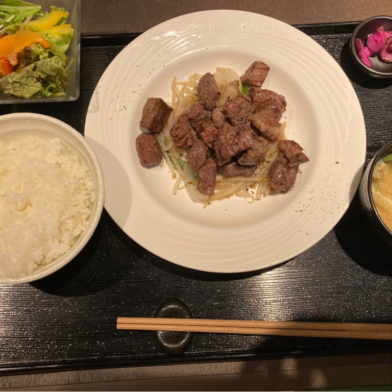 熟成和牛の切り落とし(ライス、みそ汁、サラダ、漬物付き)(ステーキハウス 听（ポンド） 大手門店)