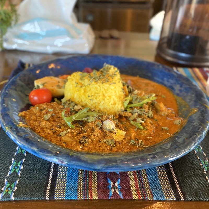 あいがけカレー(たっぷりスパイスとひき肉のキーマカレー、春菊とポークのカレー)(カレーリリー)