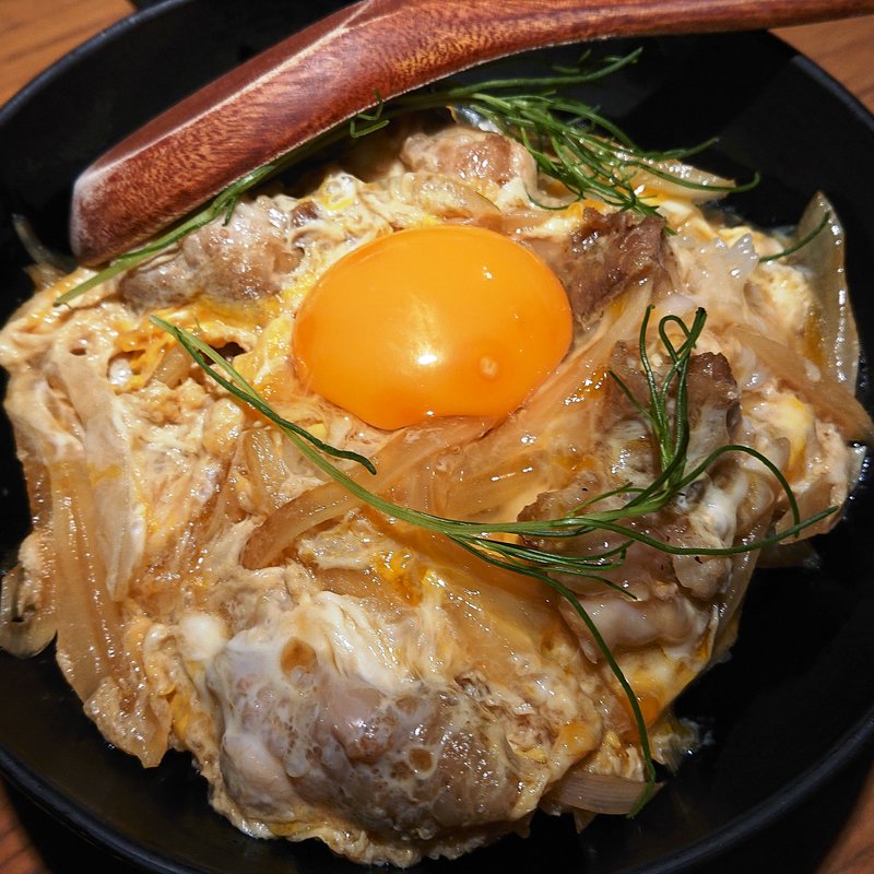 総州紅楽美と烏骨鶏玉子の親子丼(とり鉄 武蔵新城店 （とりてつ）)