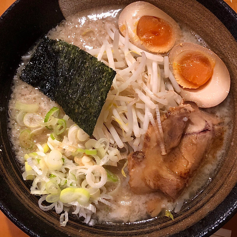塩とんこつラーメン(らぁ麺やったる！ 新宿店)