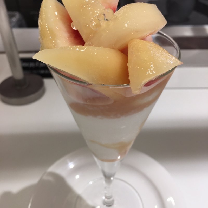 岡山産桃のパフェ(高野フルーツパーラー新宿)