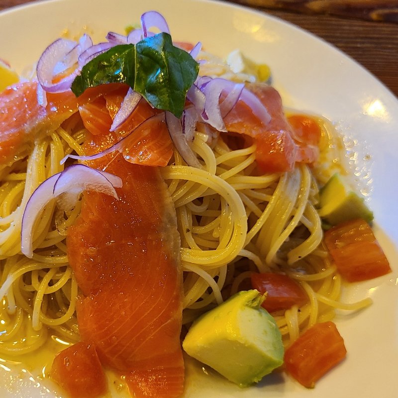 スモークサーモンとアボカド入り冷製スパゲティ(ラ・タベルナ )