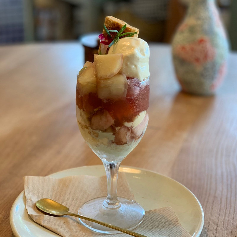 桃のコンポートパフェ(つむる)