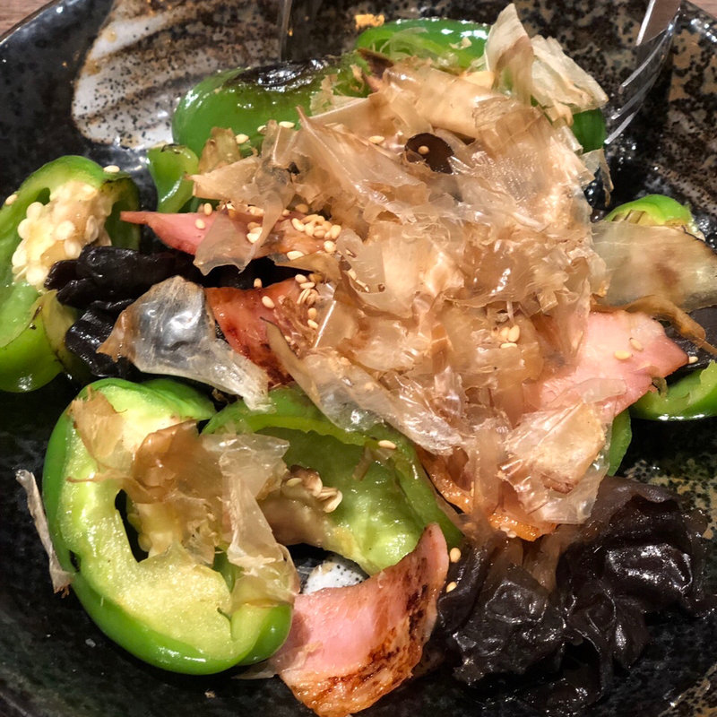 辛ピーマンベーコン木耳(駒八 ムスブ総本店)