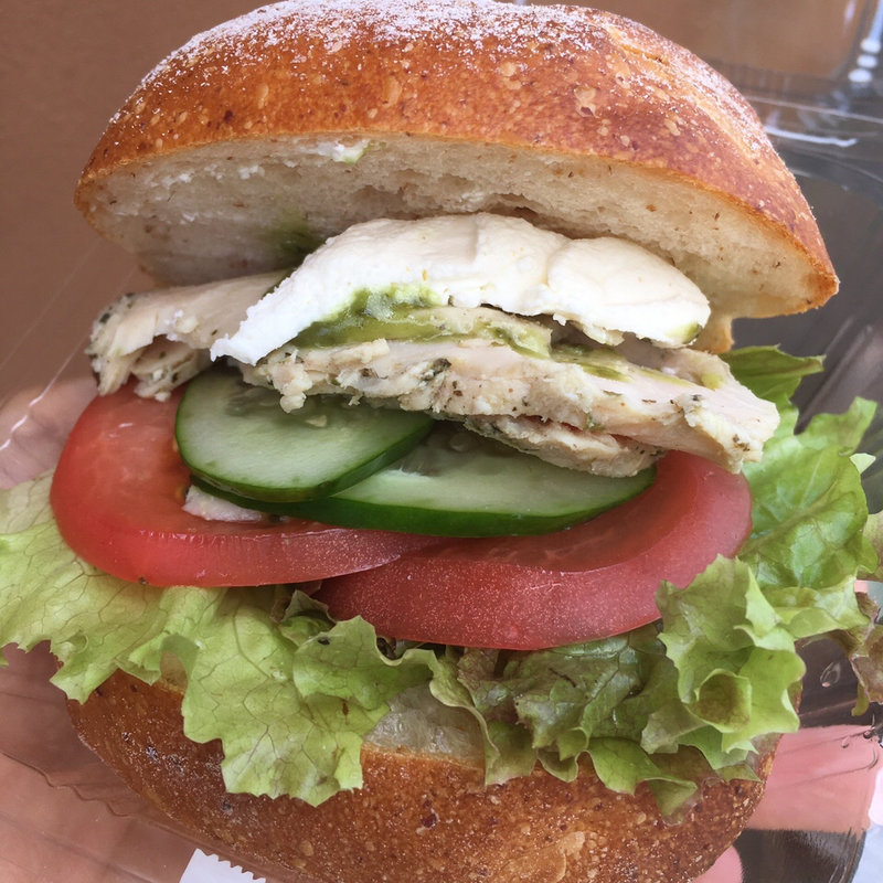 バジルチキンとクリームチーズのサンド(Bleu de Roche)