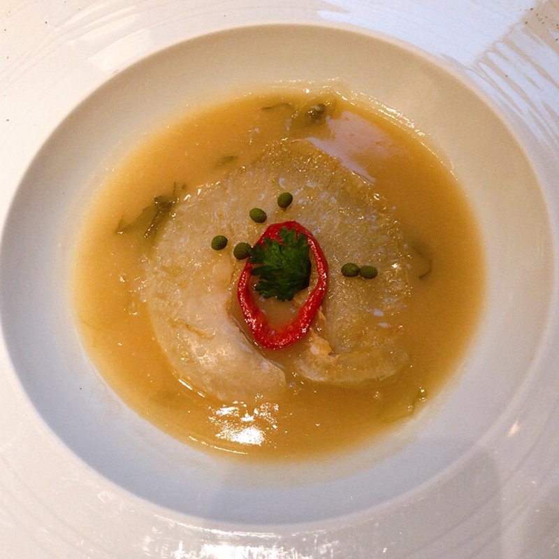 ふかひれ姿煮込み 白湯仕立て(眺遊楼)