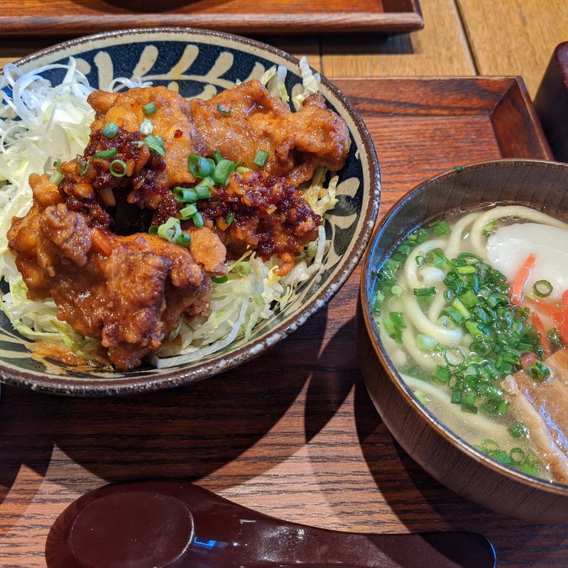 島ラー油の唐揚げ丼とミニ沖縄そばセット(琉球ダイニング ちゅら屋 蒲田)