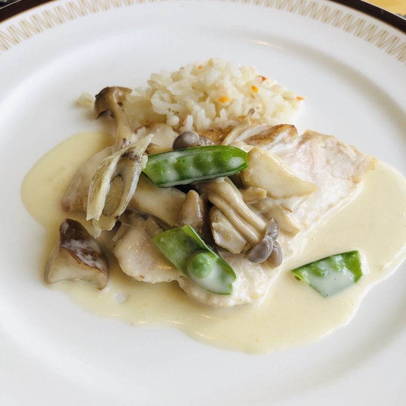 若鶏のソテー　舞茸ソース(シェ・キノ )