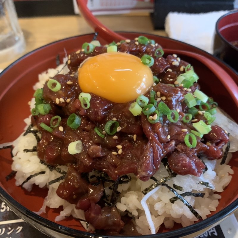 桜ユッケ丼定食(馬鹿うま 西新宿本店)
