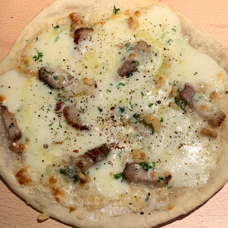 自家製白金豚ベーコンと雫石チーズ工房「芽吹」のピザ(ビアバー　ベアレン 中ノ橋 （BEER　BAR　BAEREN　Nakanohashi）)