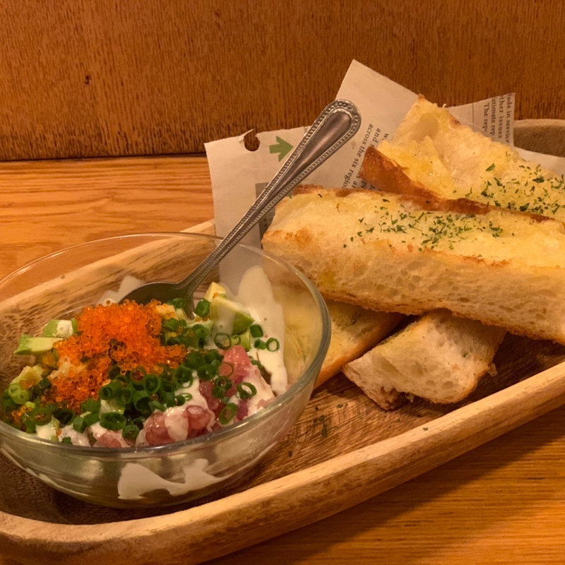 ネギトロとアボカドのタルタル ガーリックトースト(イーストブルー 豪椀)