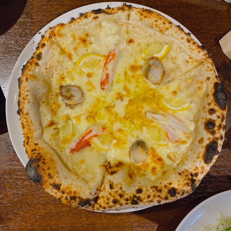 北海道産ズワイガニとホタテのレモンクリームピザ(カネ保水産)