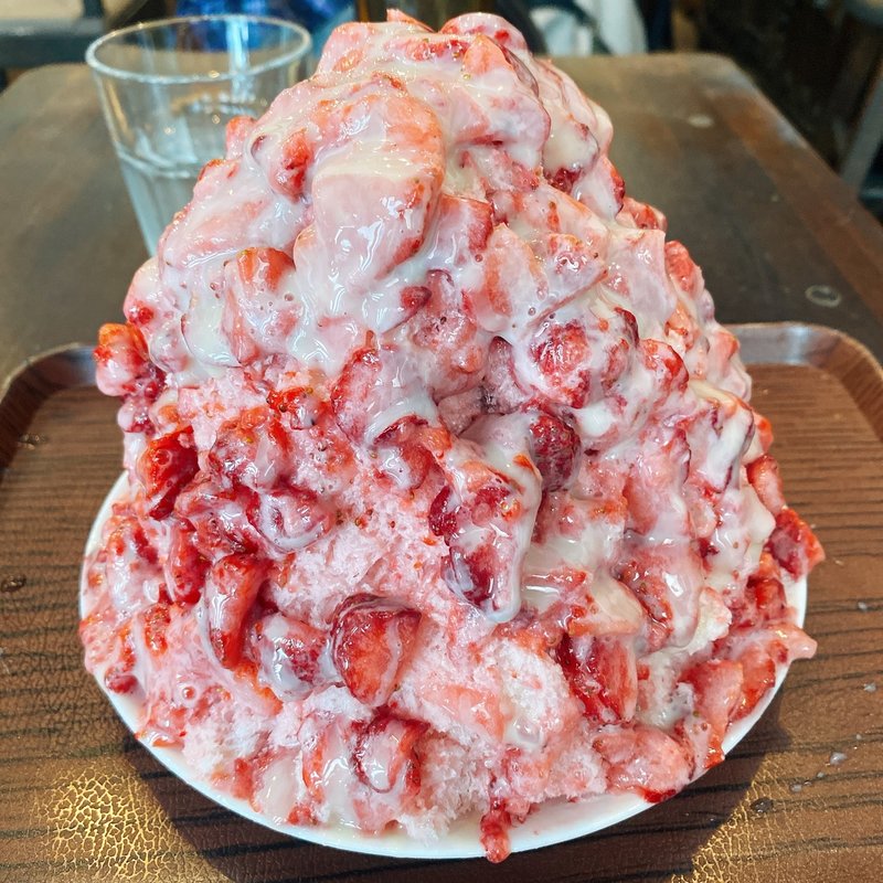 イチゴ（かき氷）(カフェ 里弄)