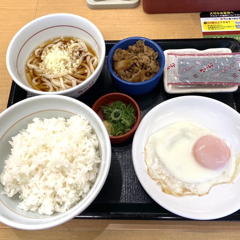 目玉焼き牛小鉢定食＋冷小うどん変更(なか卯 すすきの西店 )