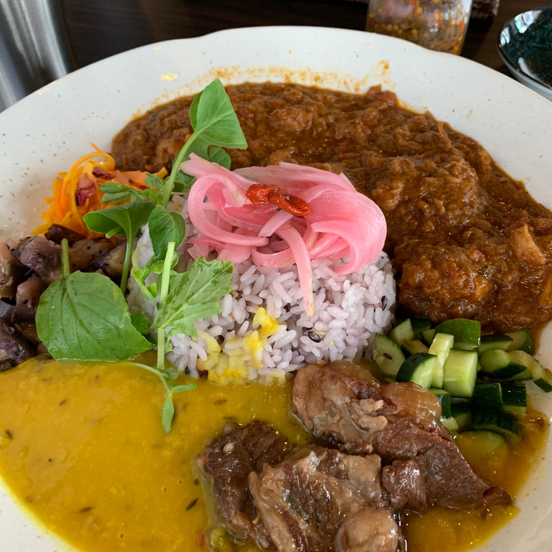 薬膳チキンカレー　＋　ダル　ソーキ　惣菜3種　(サハスラーラ)