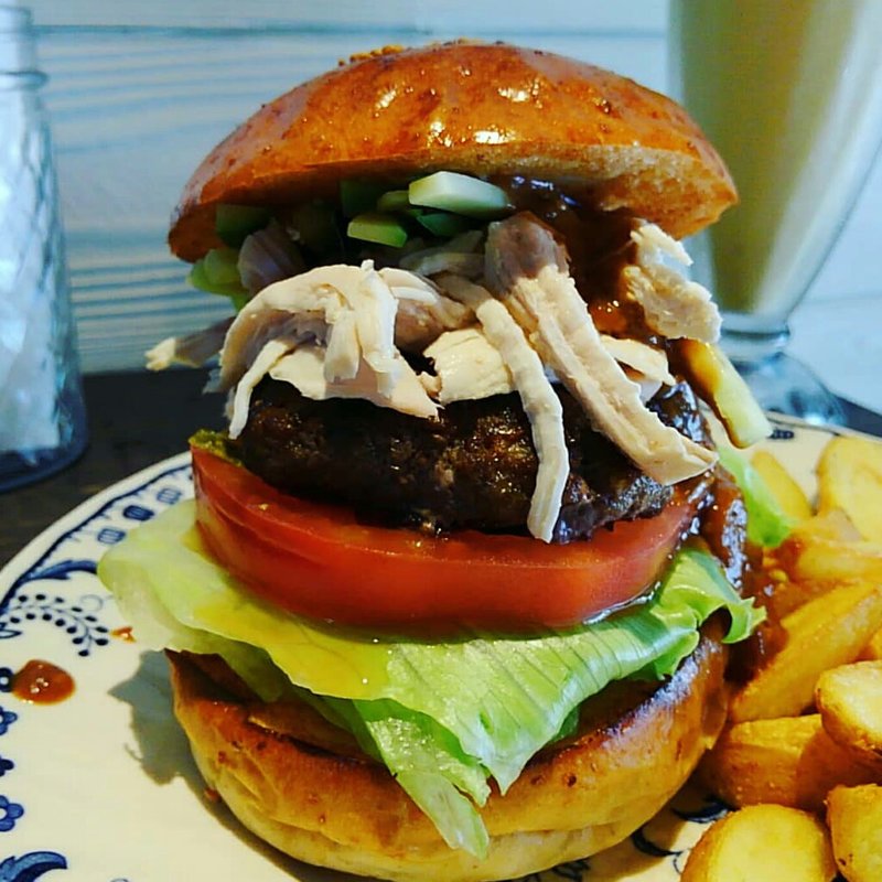 棒棒鶏バーガー(だるま珈琲)