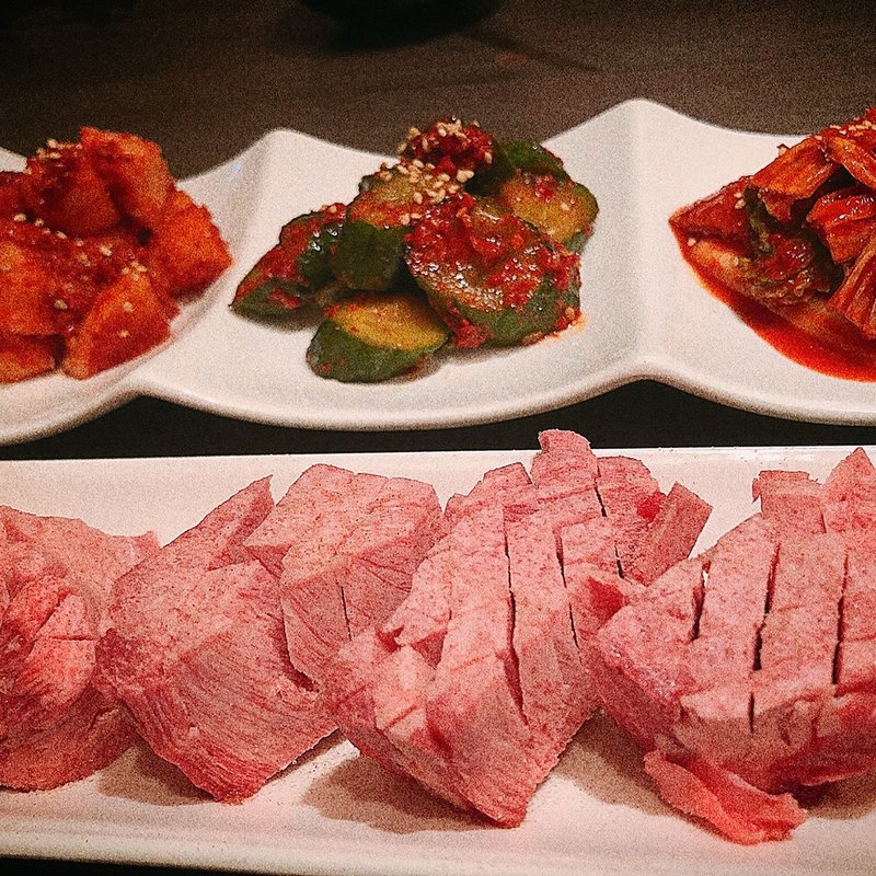 厚切りタンとキムチの盛り合わせ(板前焼肉一雅)