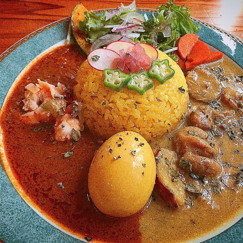 ガーリックシュリンプカリーと鳴門金時のベトナム風チキンカレーあいがけ煮卵トピ(スパイスカリー ホリック （spice curry Holic ）)