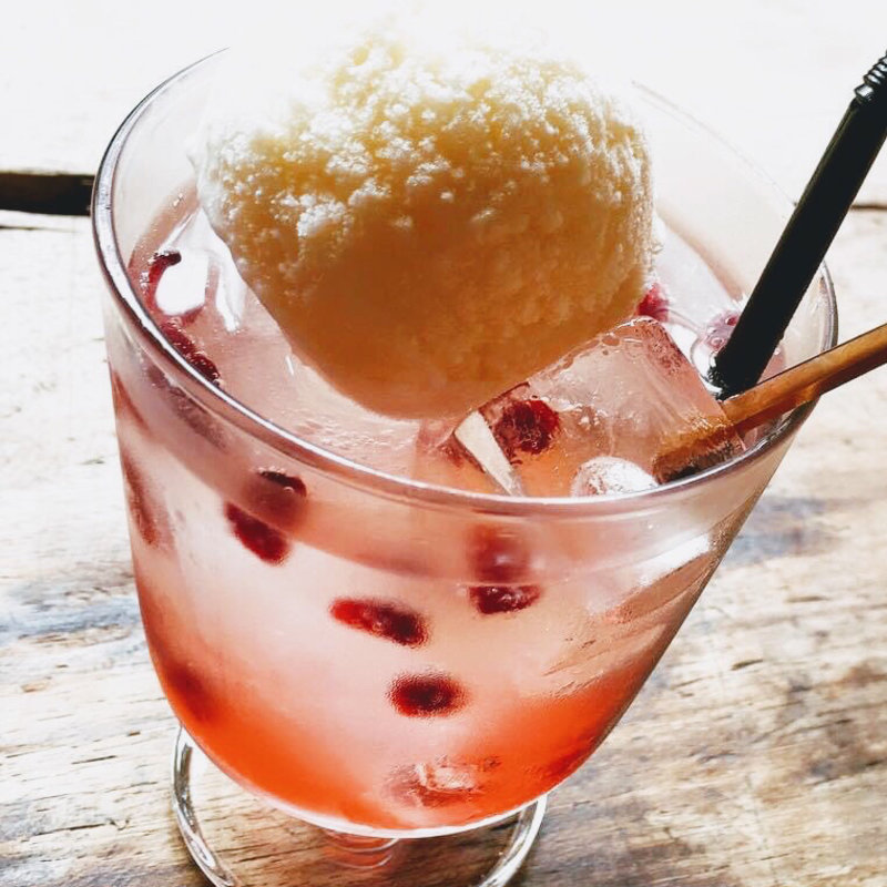 ざくろのクリームソーダ(コマグラカフェ)