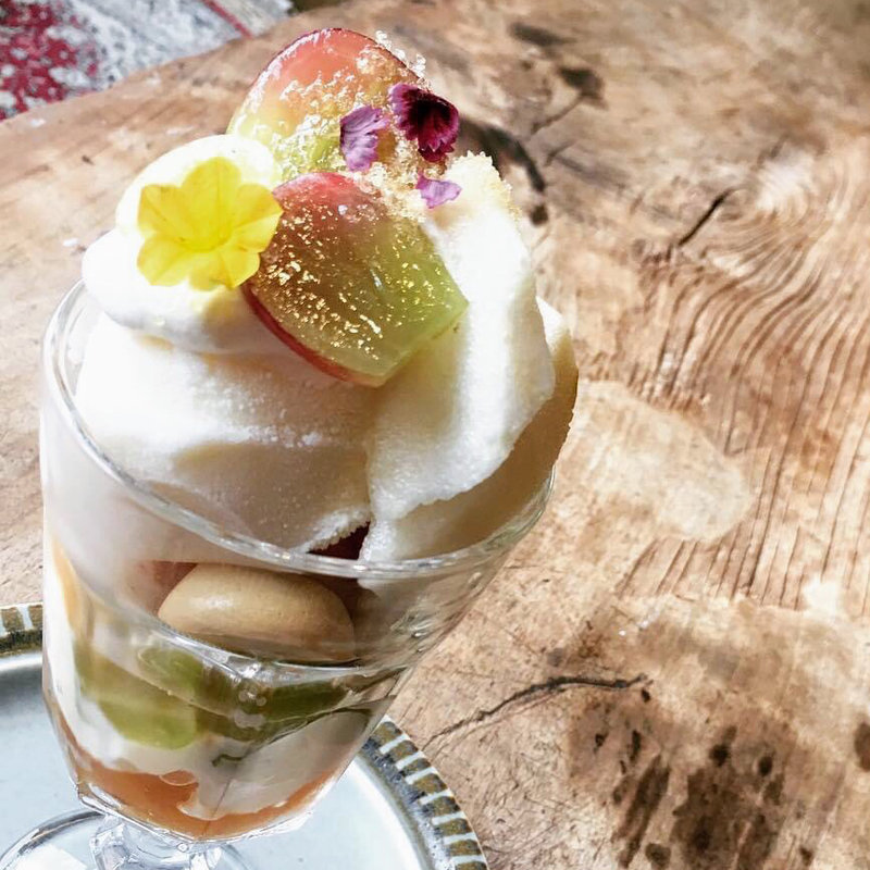 洋梨とぶどうのパフェ(コマグラカフェ)