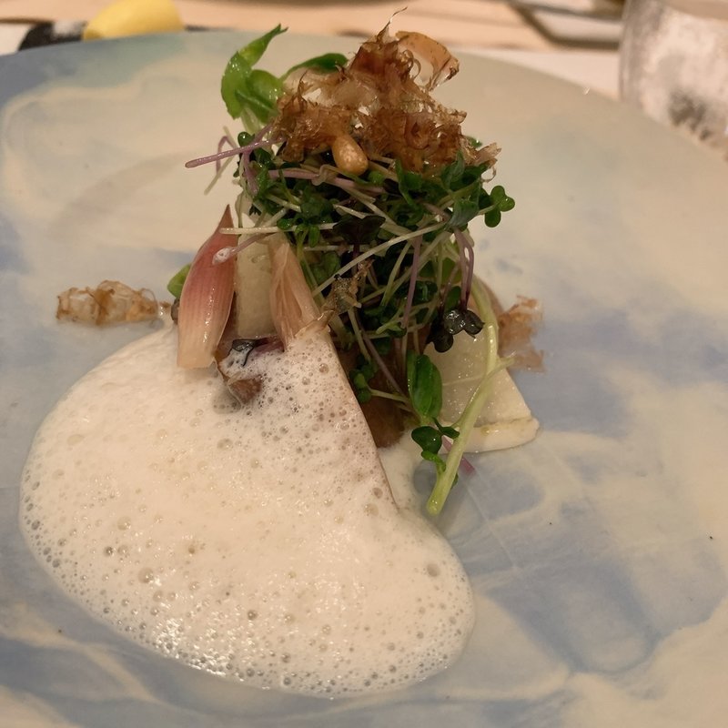 軽く燻製したカツオのミキュイ、ミョウガ、梨(タンモア)