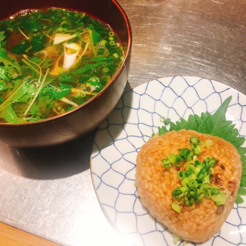 焼きおにぎり＋赤出汁(大衆酒場はんろく)