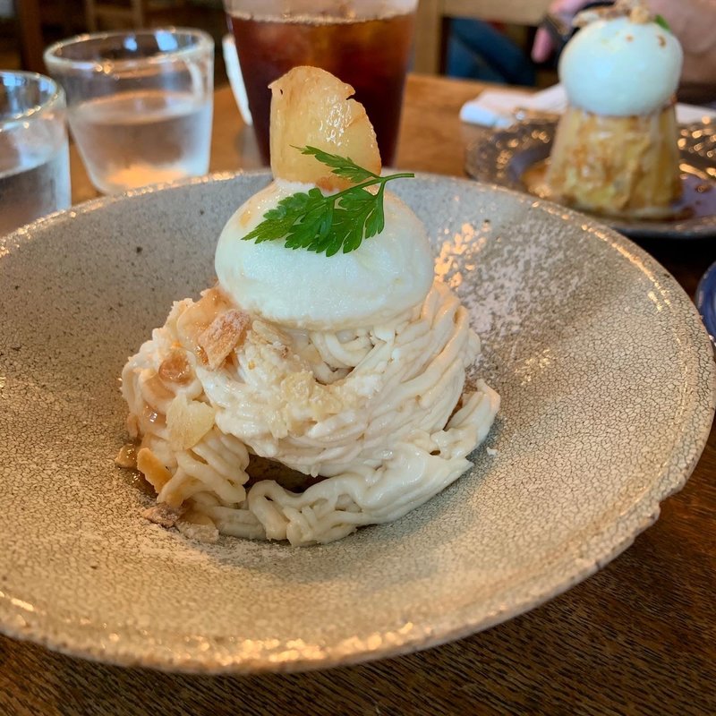 白桃とレアチーズのモンブランパフェ(食堂Pecori)