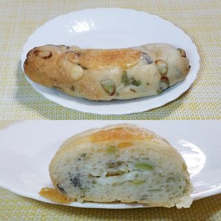 チーズを包んだ枝豆パン(コモディイイダ赤塚新町店)