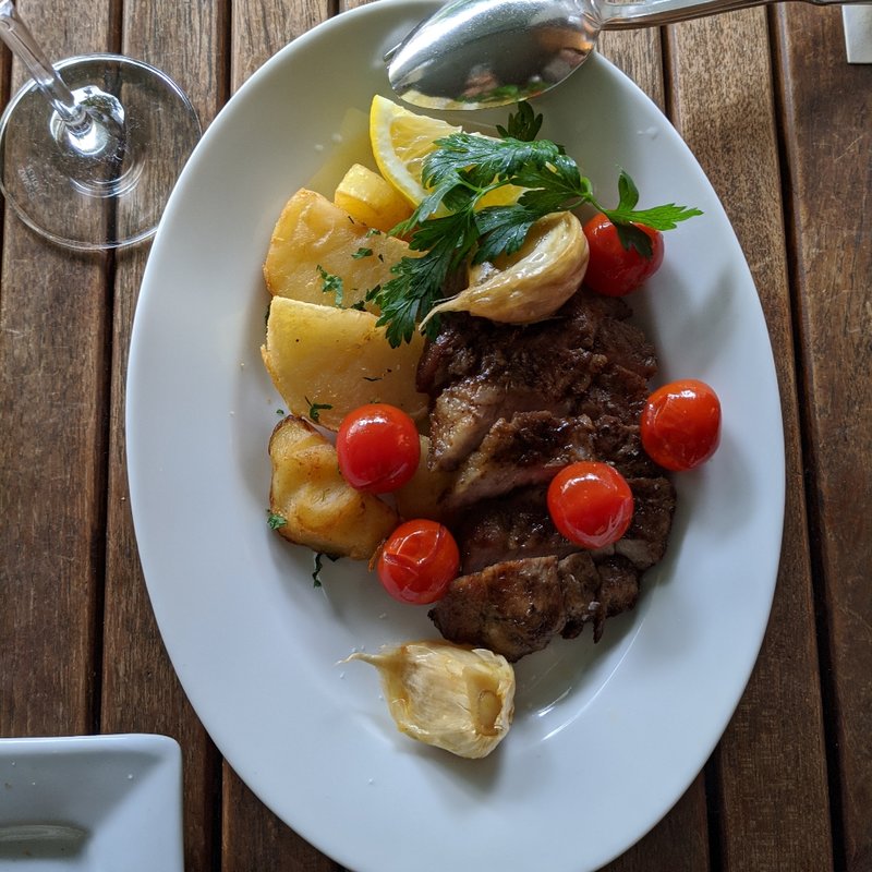 イベリコ豚のグリル、ローストトマトとガーリックコンフィ(CICADA)