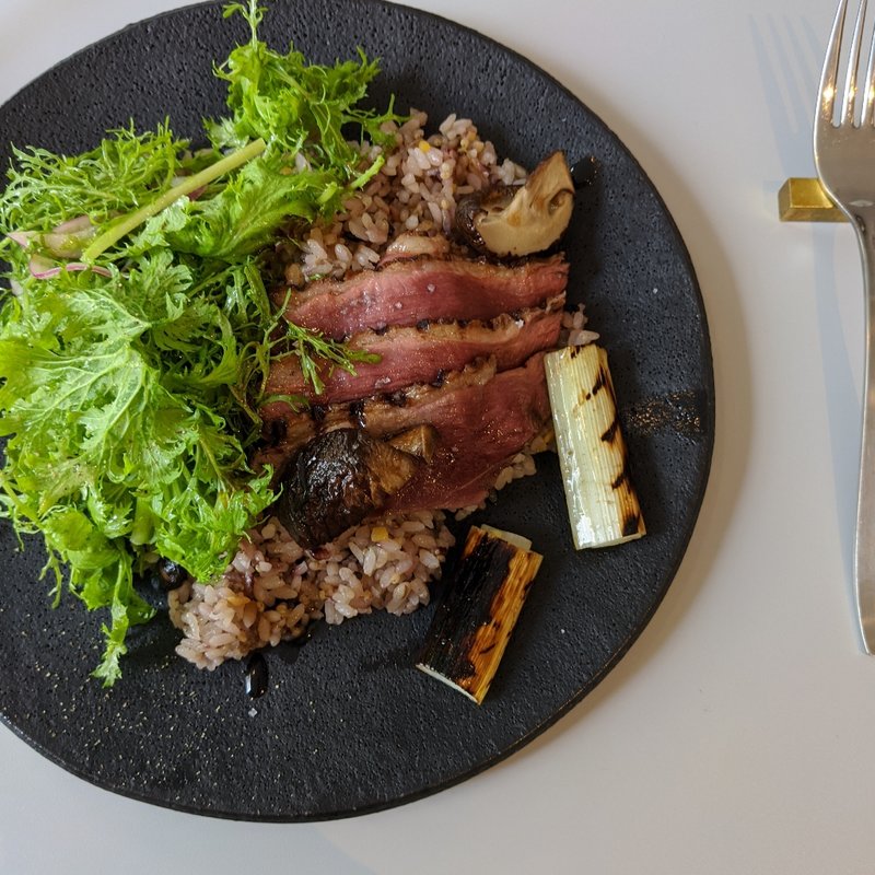 鴨胸肉のローストと十五穀米ご飯、マデラ酒ソース(Neki)