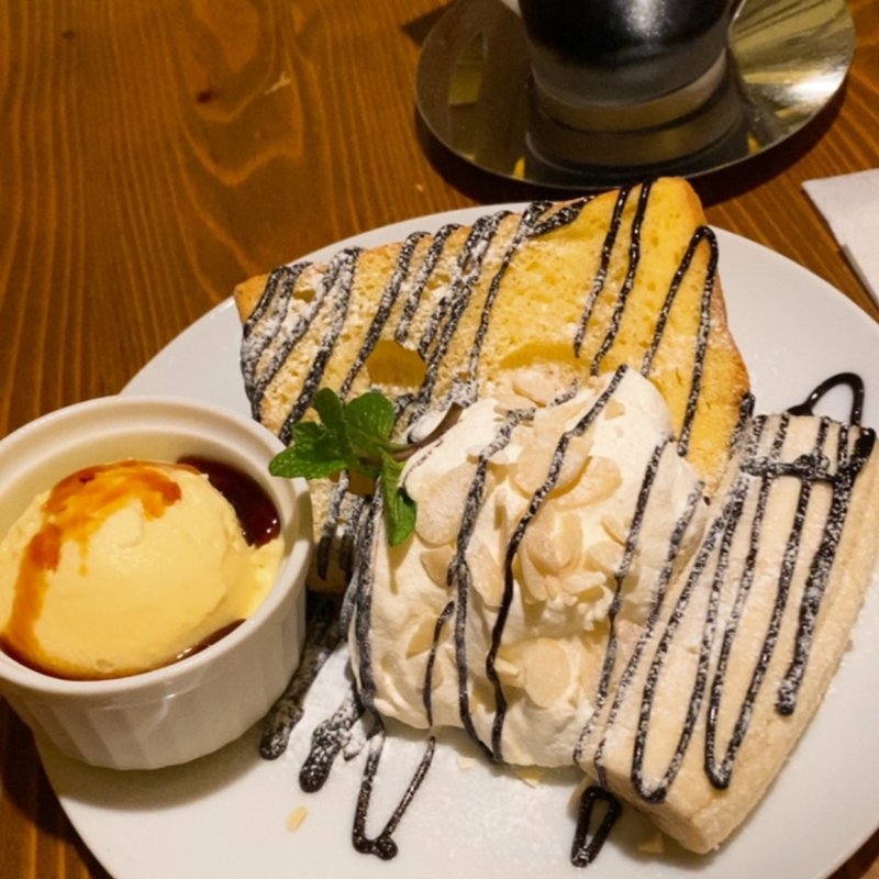 シフォンケーキ（プレーン）チョコバナナトッピング(珈琲専門店 三十間 銀座 本店)